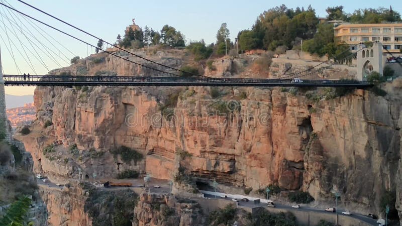 El puente de suspensión sidi mcid al atardecer