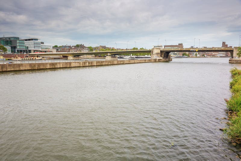 El puente de Wilhelmina que atraviesa sobre el río la Mosa fotografía de archivo El puente de Wilhelmina que atraviesa sobre el río la Mosa fotografía de archivo