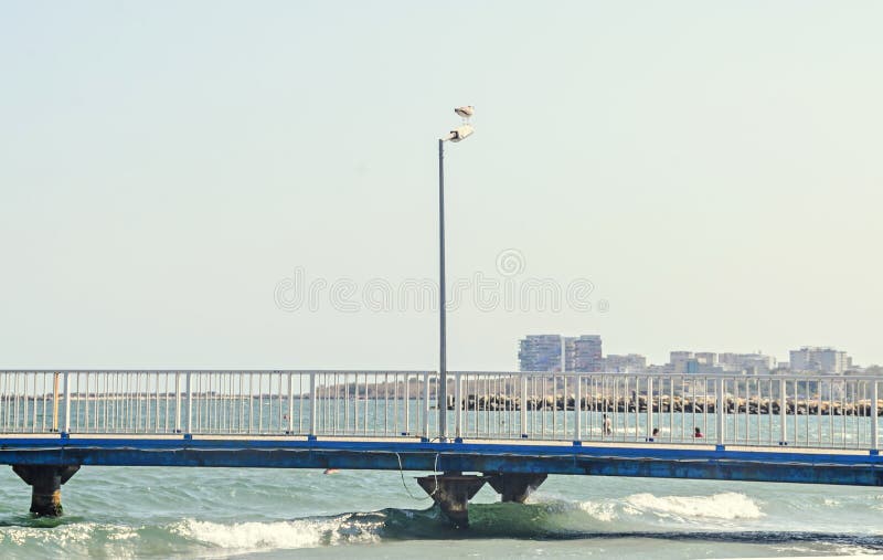 El puente sobre el Mar Negro, la orilla del mar y la playa con agua azul fotos de archivo El puente sobre el Mar Negro, la orilla del mar y la playa con agua azul fotos de archivo