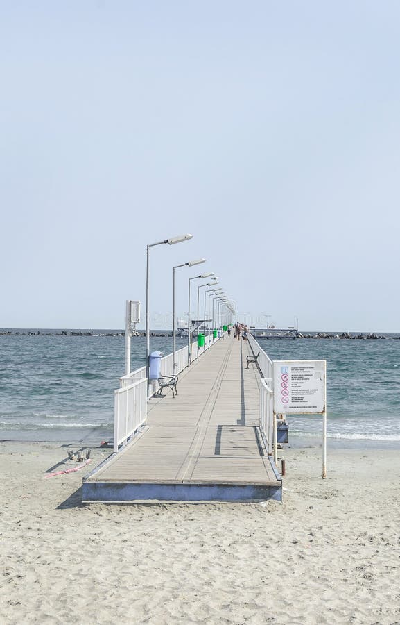El puente sobre el Mar Negro, la orilla del mar y la playa con agua azul y la arena del oro foto de archivo libre de regalías El puente sobre el Mar Negro, la orilla del mar y la playa con agua azul y la arena del oro foto de archivo libre de regalías