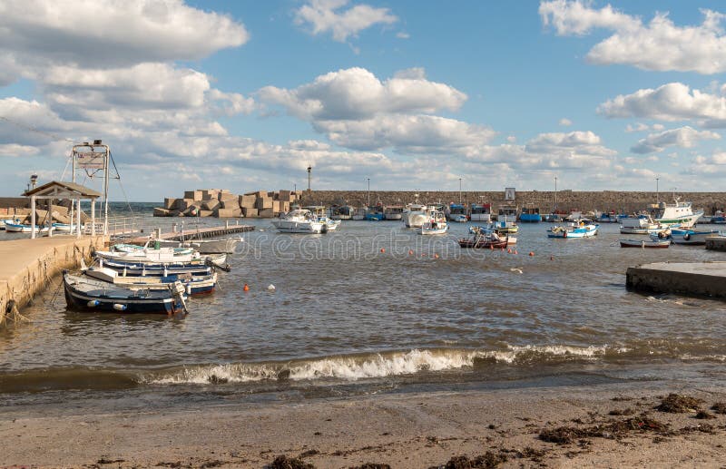El puerto de delle Femmine de Isola o isla de mujeres con los barcos y los pescadores de pesca en el trabajo, provincia de Palerm fotos de archivo libres de regalías El puerto de delle Femmine de Isola o isla de mujeres con los barcos y los pescadores de pesca en el trabajo, provincia de Palerm fotos de archivo libres de regalías