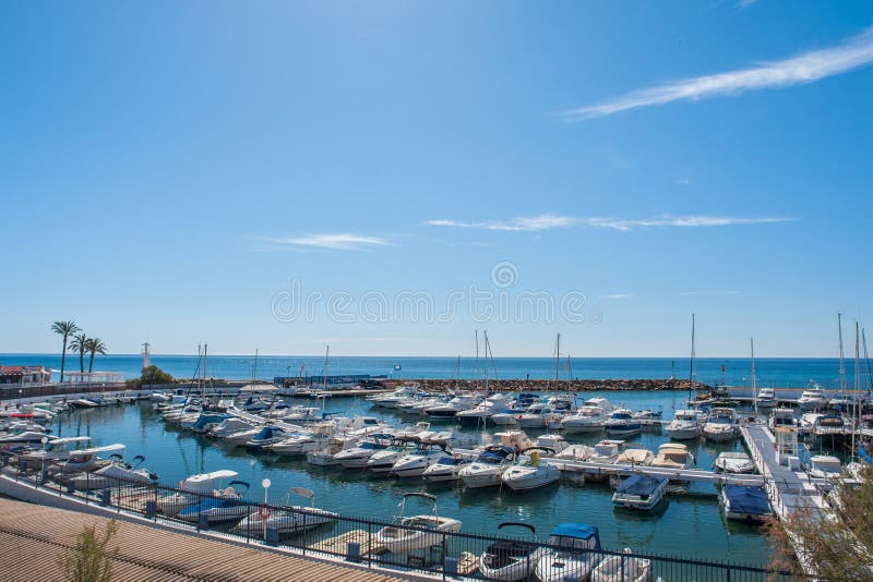 El puerto que navega con los barcos y deporte de pesca navega en el mar Mediterráneo en un día de verano imagen de archivo libre de regalías El puerto que navega con los barcos y deporte de pesca navega en el mar Mediterráneo en un día de verano imagen de archivo libre de regalías