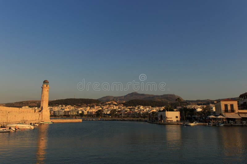 El puerto veneciano viejo en Rethymno, isla de Creta, Grecia imágenes de archivo libres de regalías El puerto veneciano viejo en Rethymno, isla de Creta, Grecia imágenes de archivo libres de regalías