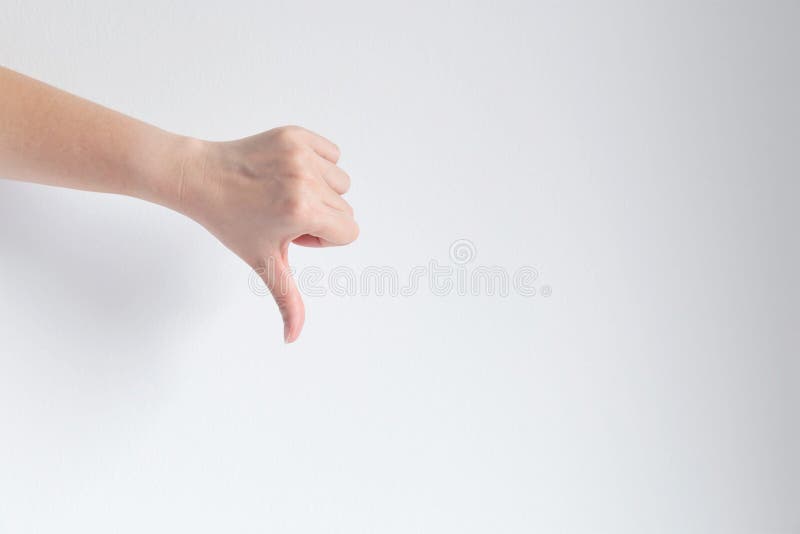 El pulgar de la demostración de la mano abajo de gesticular la aversión, desemejante o discrepa imagenes de archivo El pulgar de la demostración de la mano abajo de gesticular la aversión, desemejante o discrepa imagenes de archivo