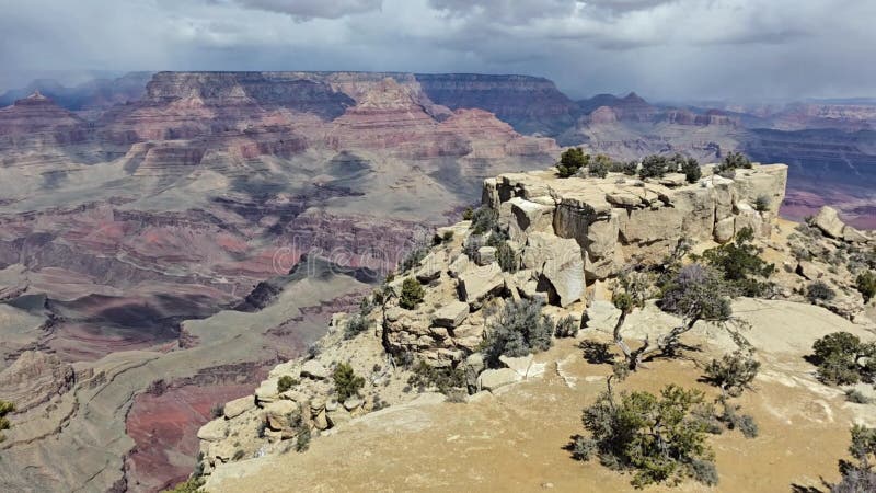 El punto de moran en la ribera sur del gran cañón en un día soleado en arizona estados unidos almacen de video