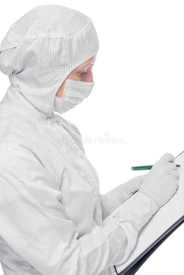 El químico del científico en ropa protectora escribe el resultado fotografía de archivo libre de regalías El químico del científico en ropa protectora escribe el resultado fotografía de archivo libre de regalías