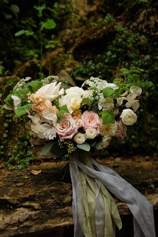 El ramo de la boda de la bella arte en el jardín contra un fondo de piedras, un ramo de flores proporciona el contexto para la bo fotos de archivo El ramo de la boda de la bella arte en el jardín contra un fondo de piedras, un ramo de flores proporciona el contexto para la bo fotos de archivo