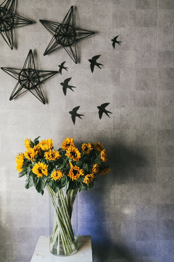 El ramo de pequeños girasoles amarillos se cierra para arriba imagen de archivo libre de regalías El ramo de pequeños girasoles amarillos se cierra para arriba imagen de archivo libre de regalías