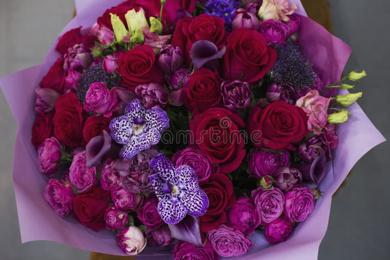 El ramo elegante grande de flores en estilo rústico en mano de la mujer fotos de archivo libres de regalías El ramo elegante grande de flores en estilo rústico en mano de la mujer fotos de archivo libres de regalías