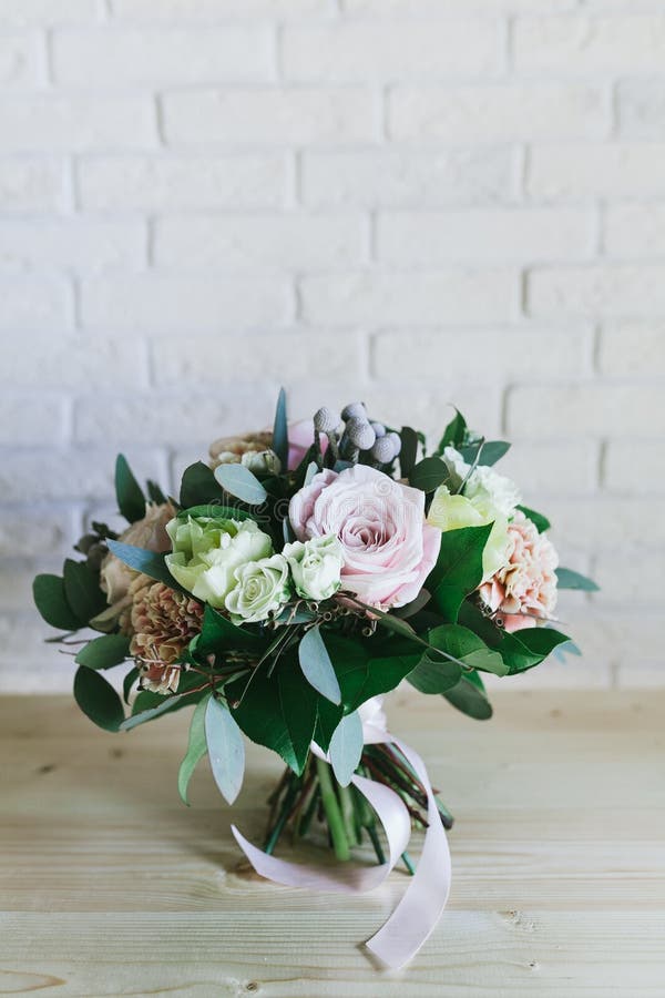 El ramo hermoso delicado de flores se cierra para arriba foto de archivo libre de regalías El ramo hermoso delicado de flores se cierra para arriba foto de archivo libre de regalías