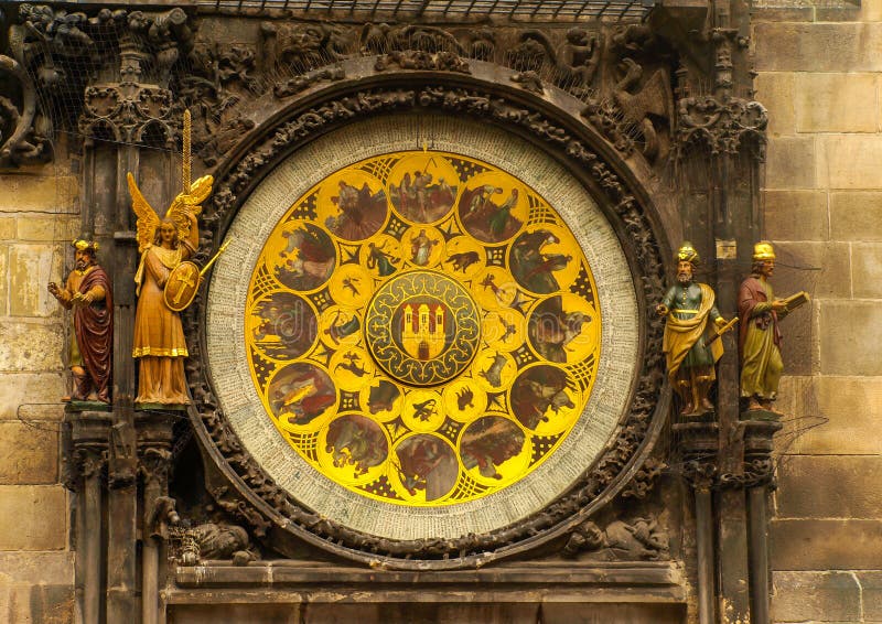 El reloj astronómico famoso en el lado meridional de la ciudad vieja Hall Tower en Praga, República Checa fotos de archivo libres de regalías El reloj astronómico famoso en el lado meridional de la ciudad vieja Hall Tower en Praga, República Checa fotos de archivo libres de regalías