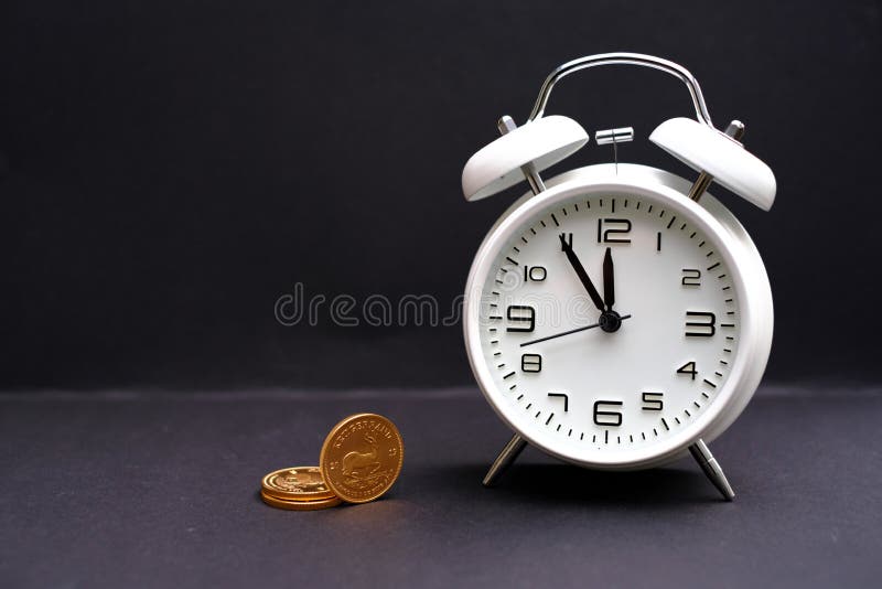 Es mas que Preocupado donante El Reloj Clásico De Alarma Blanca Se Sitúa Al Lado De Una Moneda De Bitcoin  Y El Tiempo Oscila Entre 5 Minutos Y 12 Imagen de archivo - Imagen de  analogico, después: 208837793