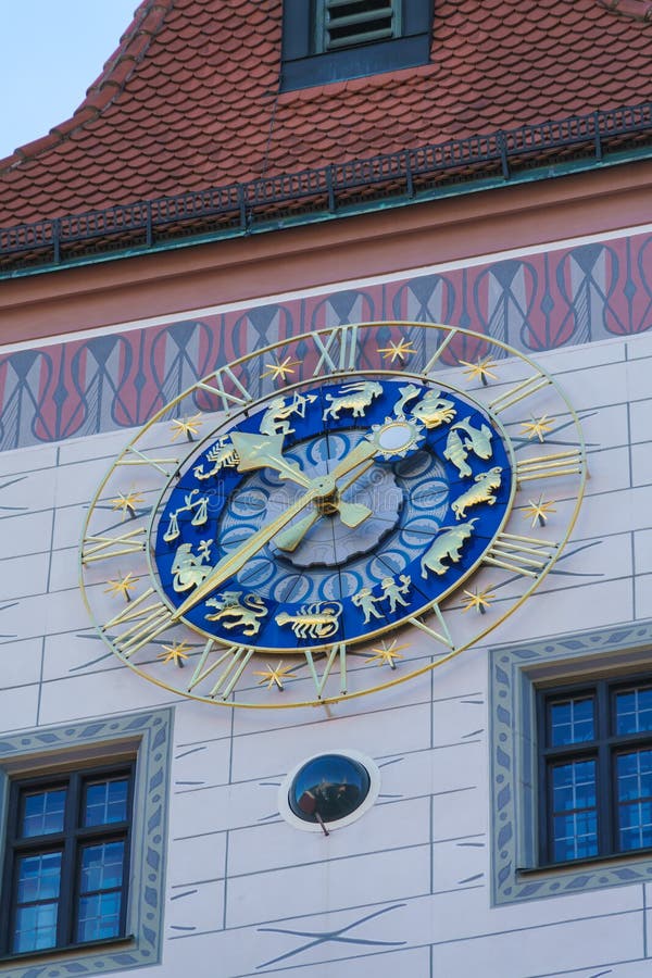 El reloj de pared con el zodiaco firma en Altes Rathaus, Munich, Alemania fotografía de archivo libre de regalías El reloj de pared con el zodiaco firma en Altes Rathaus, Munich, Alemania fotografía de archivo libre de regalías