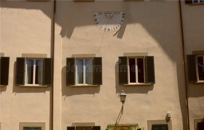 El reloj de sol a Prato, Italia fotos de archivo libres de regalías El reloj de sol a Prato, Italia fotos de archivo libres de regalías