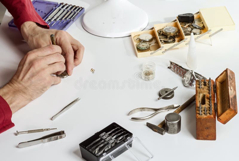 El relojero está reparando el reloj mecánico Herramientas para reparar los relojes mecánicos fotos de archivo libres de regalías El relojero está reparando el reloj mecánico Herramientas para reparar los relojes mecánicos fotos de archivo libres de regalías