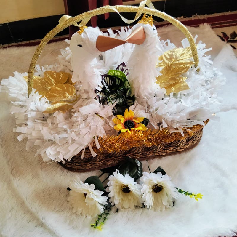 El resultado es una foto de un plátano decorado en un par de hermosos cisnes fotografía de archivo