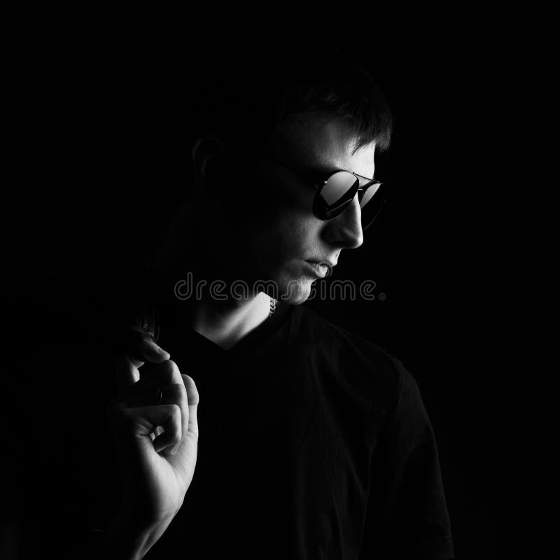 El retrato blanco y negro del hombre de j?venes Hombre joven del primer en una chaqueta de cuero negra fotos de archivo libres de regalías El retrato blanco y negro del hombre de j?venes Hombre joven del primer en una chaqueta de cuero negra fotos de archivo libres de regalías
