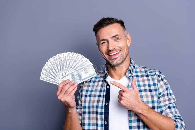 El retrato de la mano encantadora preciosa positiva del control del hombre hace que las finanzas de la inversión sientan la tela fotos de archivo libres de regalías El retrato de la mano encantadora preciosa positiva del control del hombre hace que las finanzas de la inversión sientan la tela fotos de archivo libres de regalías