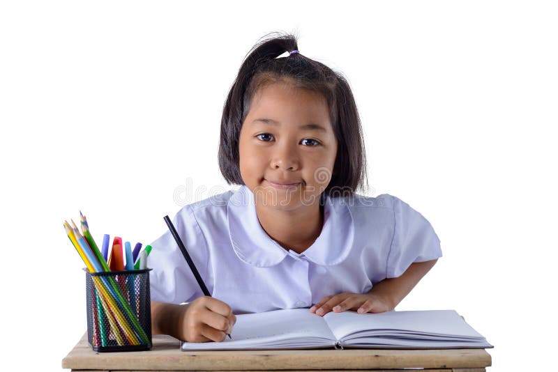 El retrato de la muchacha asi?tica en uniforme escolar est? dibujando con los l?pices del color aislados en el fondo blanco imagen de archivo El retrato de la muchacha asi?tica en uniforme escolar est? dibujando con los l?pices del color aislados en el fondo blanco imagen de archivo