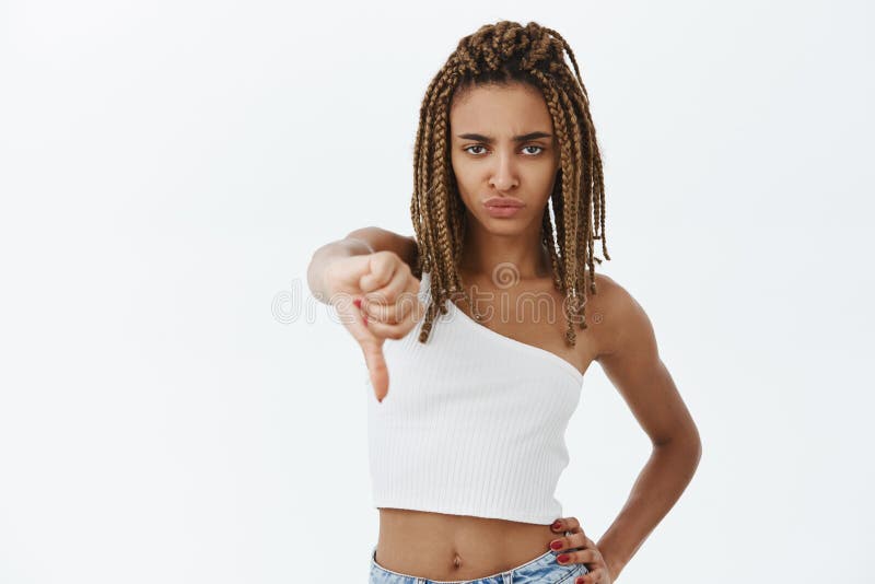 El retrato de la mujer afroamericana atractiva de serio-mirada descontentada con amarillo teme el smirking de la aversión imagenes de archivo El retrato de la mujer afroamericana atractiva de serio-mirada descontentada con amarillo teme el smirking de la aversión imagenes de archivo