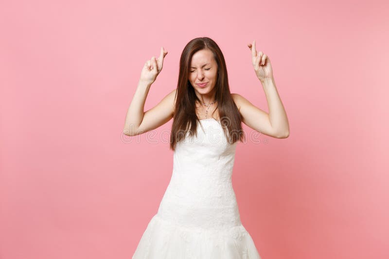 El retrato de la mujer bonita de la novia en el momento especial que esperaba blanco del vestido que se casaba para que mantenía imagenes de archivo El retrato de la mujer bonita de la novia en el momento especial que esperaba blanco del vestido que se casaba para que mantenía imagenes de archivo
