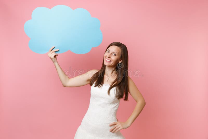 El retrato de la mujer bonita sonriente de la novia en el vestido que se casa blanco elegante que lleva a cabo el espacio en blan fotos de archivo libres de regalías El retrato de la mujer bonita sonriente de la novia en el vestido que se casa blanco elegante que lleva a cabo el espacio en blan fotos de archivo libres de regalías