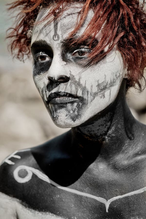 El retrato de la mujer con el pelo rojo y compone el estilo de Halloween imágenes de archivo libres de regalías El retrato de la mujer con el pelo rojo y compone el estilo de Halloween imágenes de archivo libres de regalías
