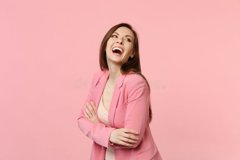 El retrato de la mujer joven de risa alegre en la chaqueta que se colocaba, llevando a cabo las manos dobló aislado en la pared r imagen de archivo El retrato de la mujer joven de risa alegre en la chaqueta que se colocaba, llevando a cabo las manos dobló aislado en la pared r imagen de archivo