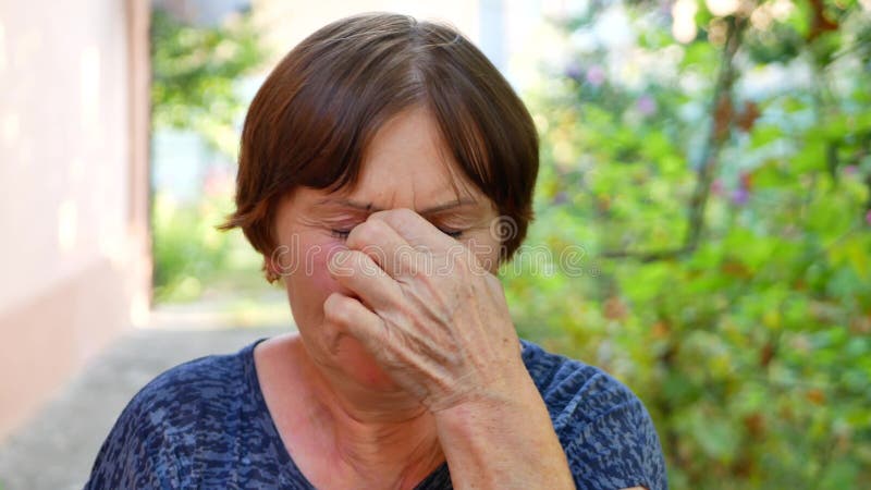 El retrato de la mujer mayor con las lentes tiene problemas de la vista