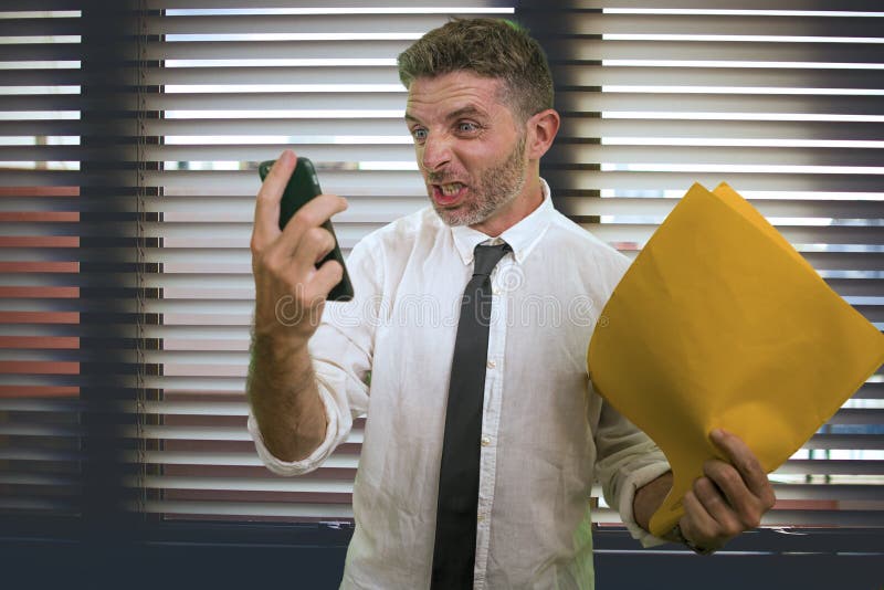 El retrato de los negocios corporativos y el estilo de vida de la oficina de un joven ejecutivo estresado y disgustado que trabaj fotos de archivo libres de regalías El retrato de los negocios corporativos y el estilo de vida de la oficina de un joven ejecutivo estresado y disgustado que trabaj fotos de archivo libres de regalías