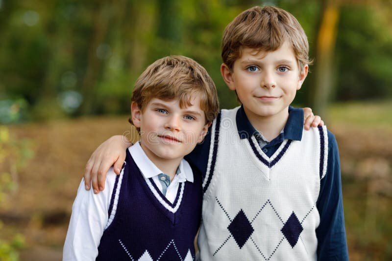 El retrato de poca escuela embroma a los muchachos que se sientan en los ni?os, los mejores amigos felices y los hermanos del bos fotos de archivo libres de regalías El retrato de poca escuela embroma a los muchachos que se sientan en los ni?os, los mejores amigos felices y los hermanos del bos fotos de archivo libres de regalías