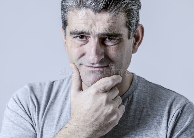 El retrato de 40s a la mirada triste y preocupante de 50s del hombre frustró fotografía de archivo El retrato de 40s a la mirada triste y preocupante de 50s del hombre frustró fotografía de archivo