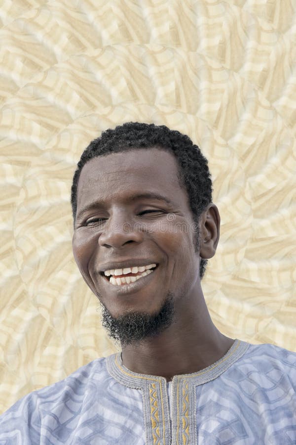El retrato de un hombre feliz que reía, ojos se cerró imagen de archivo El retrato de un hombre feliz que reía, ojos se cerró imagen de archivo