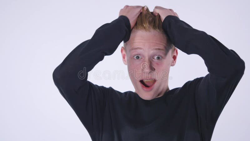 El retrato de un hombre hermoso joven del calor rojo sorprendió la expresión de la cara