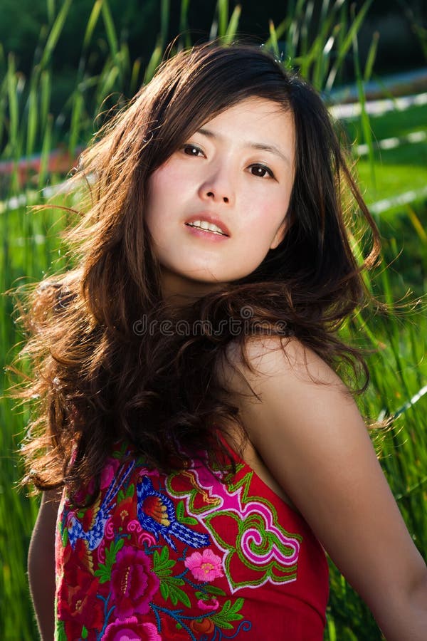 El retrato de una muchacha se vistió en la ropa china imagenes de archivo El retrato de una muchacha se vistió en la ropa china imagenes de archivo
