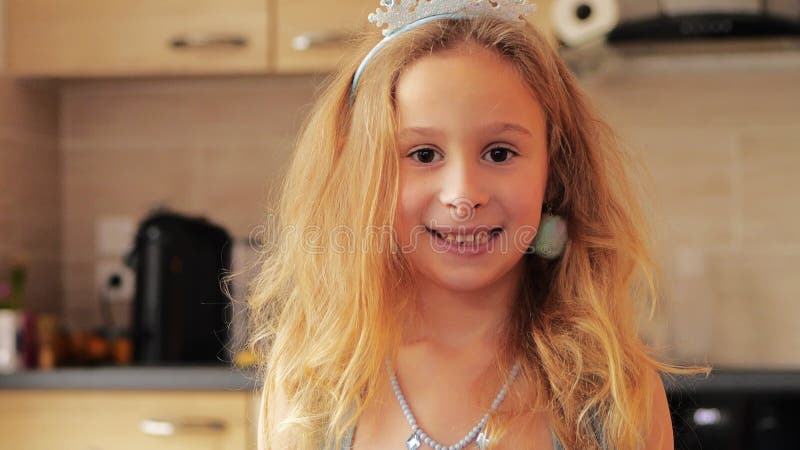 El retrato de una rubia sonriente que usa un traje de princesa en casa almacen de video