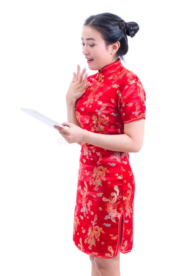 El retrato del chino asiático joven hermoso del desgaste de mujer viste el cheongsam o el qipao tradicional usando la tableta dig imagen de archivo El retrato del chino asiático joven hermoso del desgaste de mujer viste el cheongsam o el qipao tradicional usando la tableta dig imagen de archivo