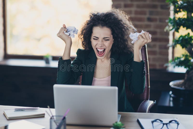 El retrato del ejecutivo irritado hermoso de la señora trabajó demasiado molestado arruga grito del papel pierde al usuario del u fotografía de archivo libre de regalías El retrato del ejecutivo irritado hermoso de la señora trabajó demasiado molestado arruga grito del papel pierde al usuario del u fotografía de archivo libre de regalías