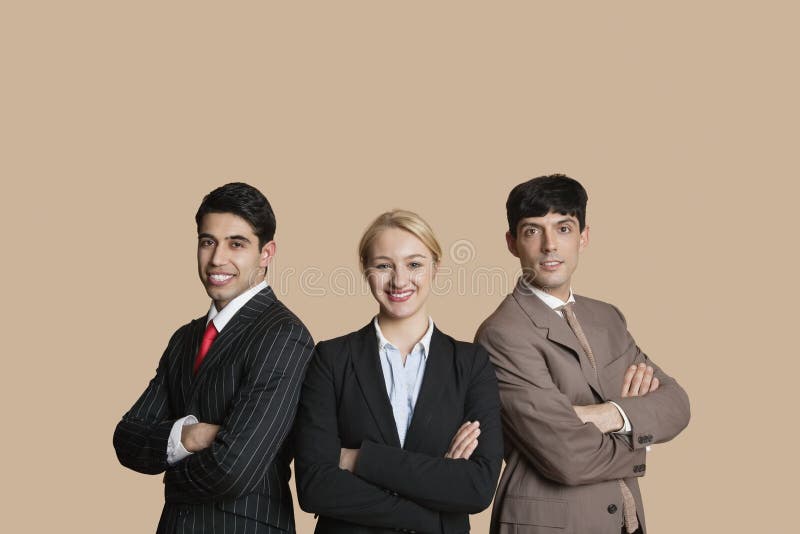 El retrato del equipo multiétnico joven con los brazos cruzó sobre fondo coloreado imágenes de archivo libres de regalías El retrato del equipo multiétnico joven con los brazos cruzó sobre fondo coloreado imágenes de archivo libres de regalías