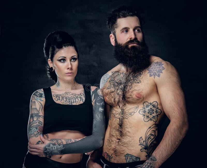 El retrato del estudio del cuerpo completo tatuó pares sobre fondo gris oscuro fotografía de archivo libre de regalías El retrato del estudio del cuerpo completo tatuó pares sobre fondo gris oscuro fotografía de archivo libre de regalías