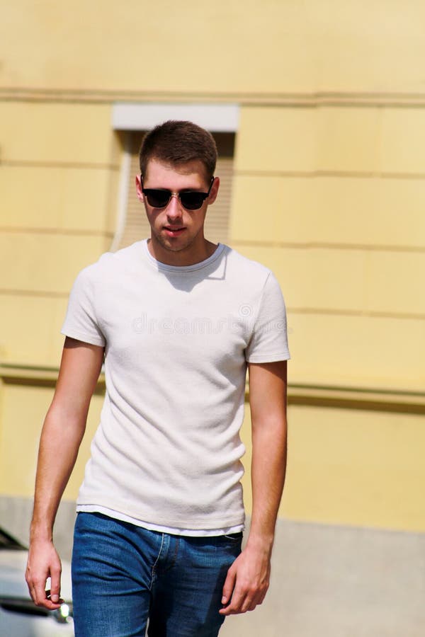 El retrato del hombre joven hermoso con las gafas de sol es de presentación y que camina en la calle urbana de la ciudad Sesión f fotografía de archivo libre de regalías El retrato del hombre joven hermoso con las gafas de sol es de presentación y que camina en la calle urbana de la ciudad Sesión f fotografía de archivo libre de regalías