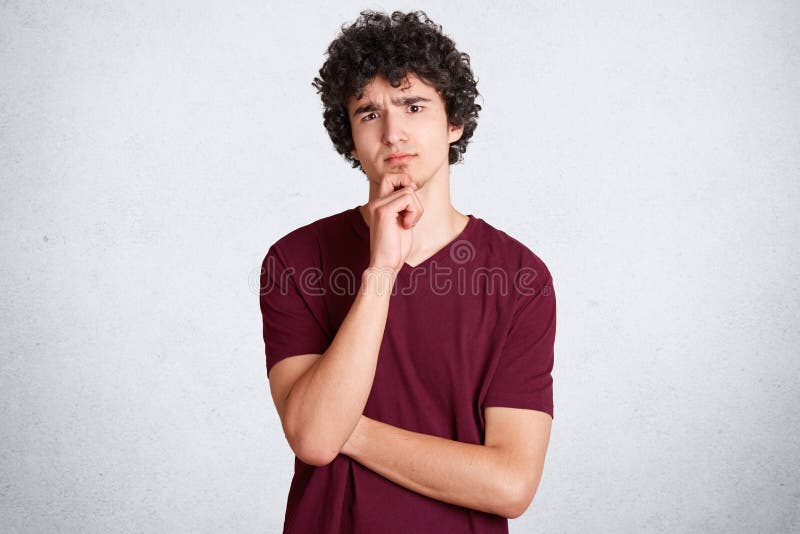 El retrato del modelo masculino pensativo hermoso con el pelo quebradizo, barbilla de los controles y ha descontentado la expresi fotografía de archivo libre de regalías El retrato del modelo masculino pensativo hermoso con el pelo quebradizo, barbilla de los controles y ha descontentado la expresi fotografía de archivo libre de regalías
