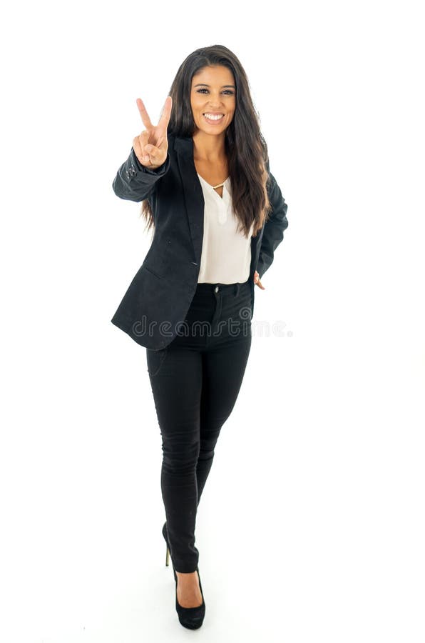 El retrato integral de una empresaria latina hermosa que sonríe y que hace manosea con los dedos encima de la situación de la mue fotos de archivo libres de regalías El retrato integral de una empresaria latina hermosa que sonríe y que hace manosea con los dedos encima de la situación de la mue fotos de archivo libres de regalías