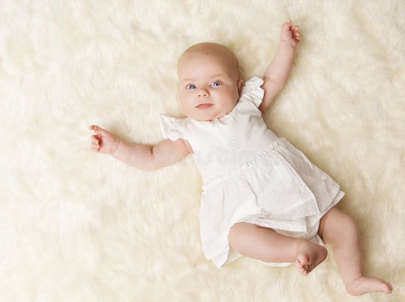 El retrato recién nacido del bebé, muchacha recién nacida un mes, embroma el vestido blanco fotos de archivo El retrato recién nacido del bebé, muchacha recién nacida un mes, embroma el vestido blanco fotos de archivo