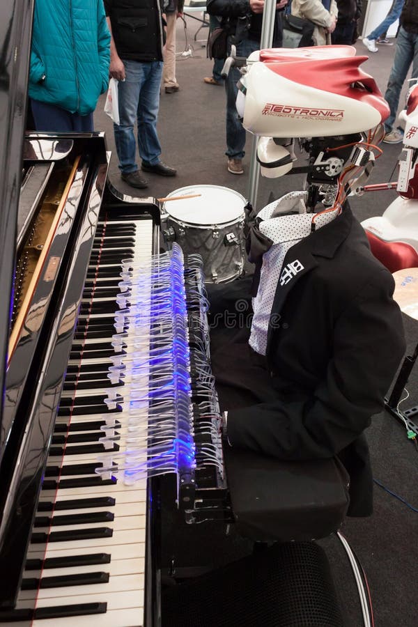 El robot que juega el piano en el robot y los fabricantes muestran foto de archivo libre de regalías El robot que juega el piano en el robot y los fabricantes muestran foto de archivo libre de regalías