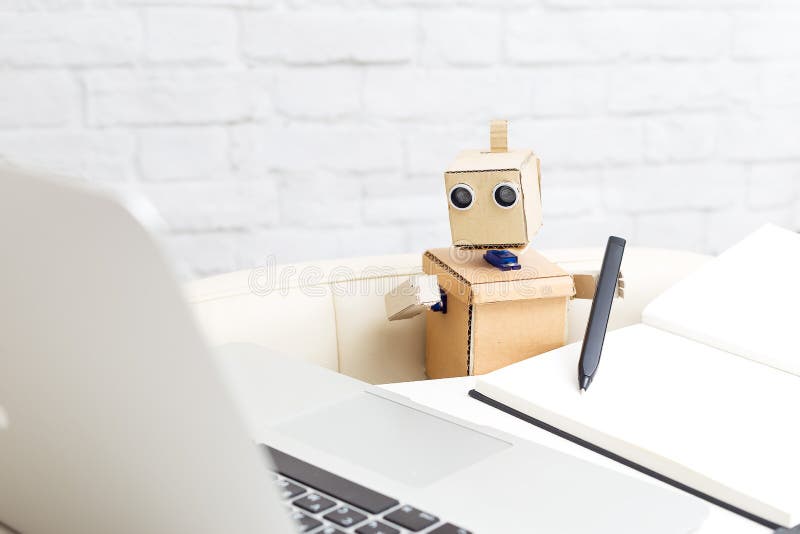 El robot sostiene una pluma en su mano y funciona Futuro del technolog fotos de archivo El robot sostiene una pluma en su mano y funciona Futuro del technolog fotos de archivo