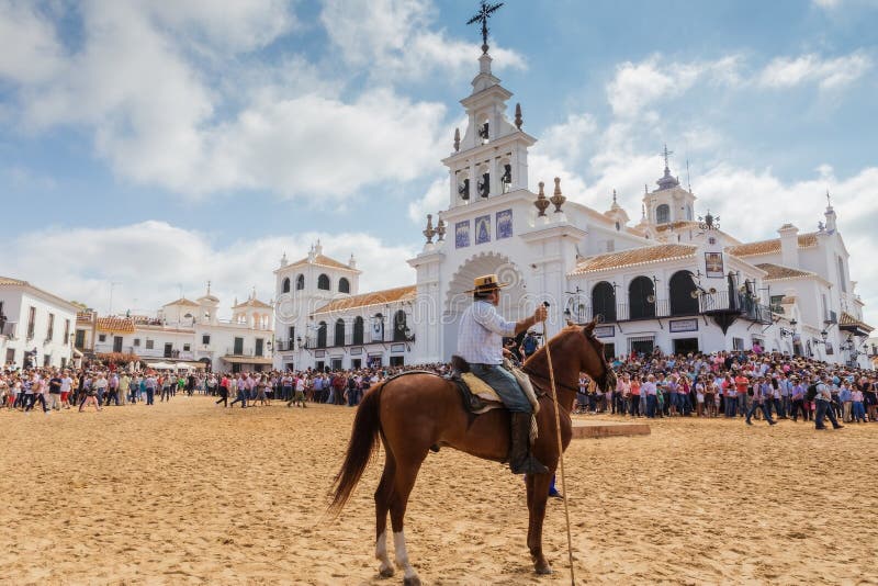 EL ROCIO, ANDALOUSIE, ESPAGNE - 26 juin 2016 : Plaza près de l'église, cavalier attendant le baptême du troupeau La foule images stock