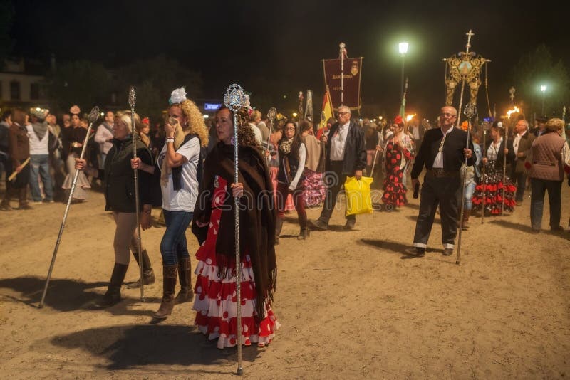EL ROCIO, ANDALUSIEN, SPANIEN - 24. Mai: Nachtkonvergenz aller romerias zum ernsten Gebet und zur Feier lizenzfreies stockbild EL ROCIO, ANDALUSIEN, SPANIEN - 24. Mai: Nachtkonvergenz aller romerias zum ernsten Gebet und zur Feier lizenzfreies stockbild
