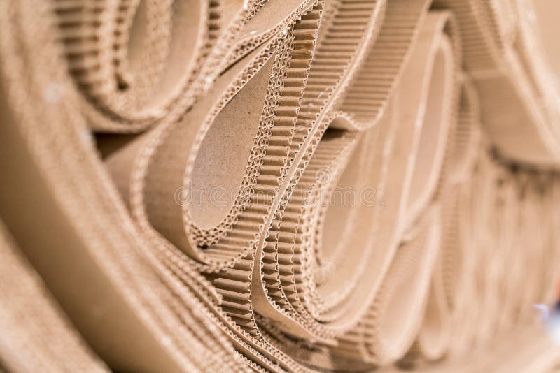 El rollo del papel ondulado del arte dobló en al azar Escoja el corrugat hecho frente fotos de archivo El rollo del papel ondulado del arte dobló en al azar Escoja el corrugat hecho frente fotos de archivo