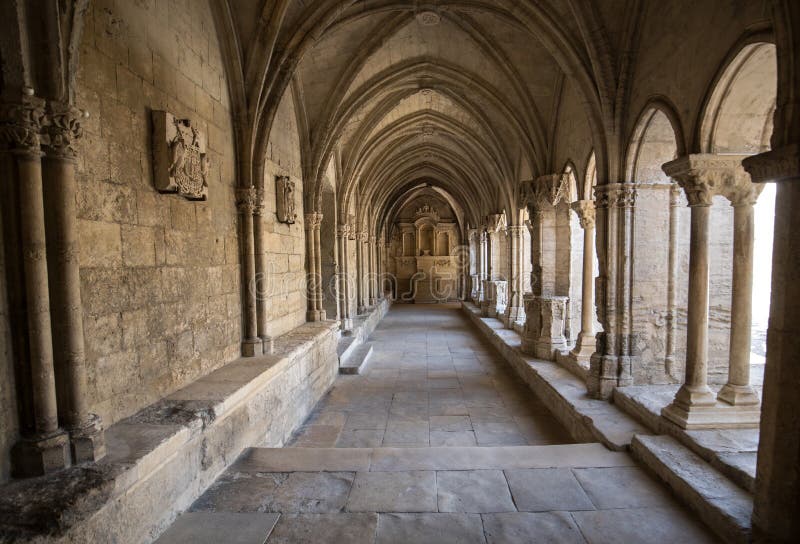 El Románico Enclaustra La Iglesia De La Catedral De Trophime Del Santo En Arles Provence, Imagen de archivo - Imagen de columna, tallado: 109531667